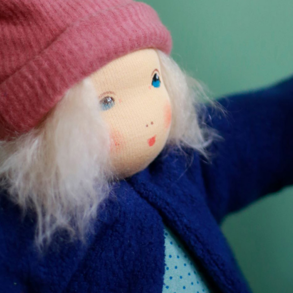 Children love to imagine and create stories and this beautiful doll is a just right companion to help play out those ideas. Perhaps a beach or backyard pool party scene. The world of imagination awaits. Wonderfully charming and adorable to look at, the subtle expression is calming and comforting. At the end of the day this amazing doll is the perfect bedtime listener and cozy pal. Nachen Natur