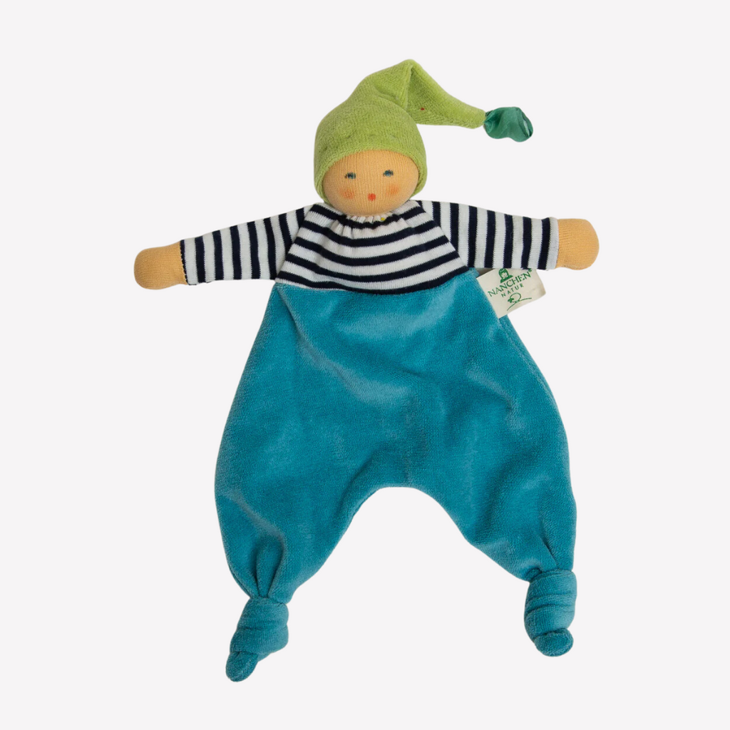 Nachen nature – Forest Elf This forest elf is so cuddly and easy to grasp. A charming first friend and nap mate with a sweet expression and bright colors that are sure to entice your little one. Knotted ends are perfect for soothing teething gums. Wonderful for naptime or anytime!
