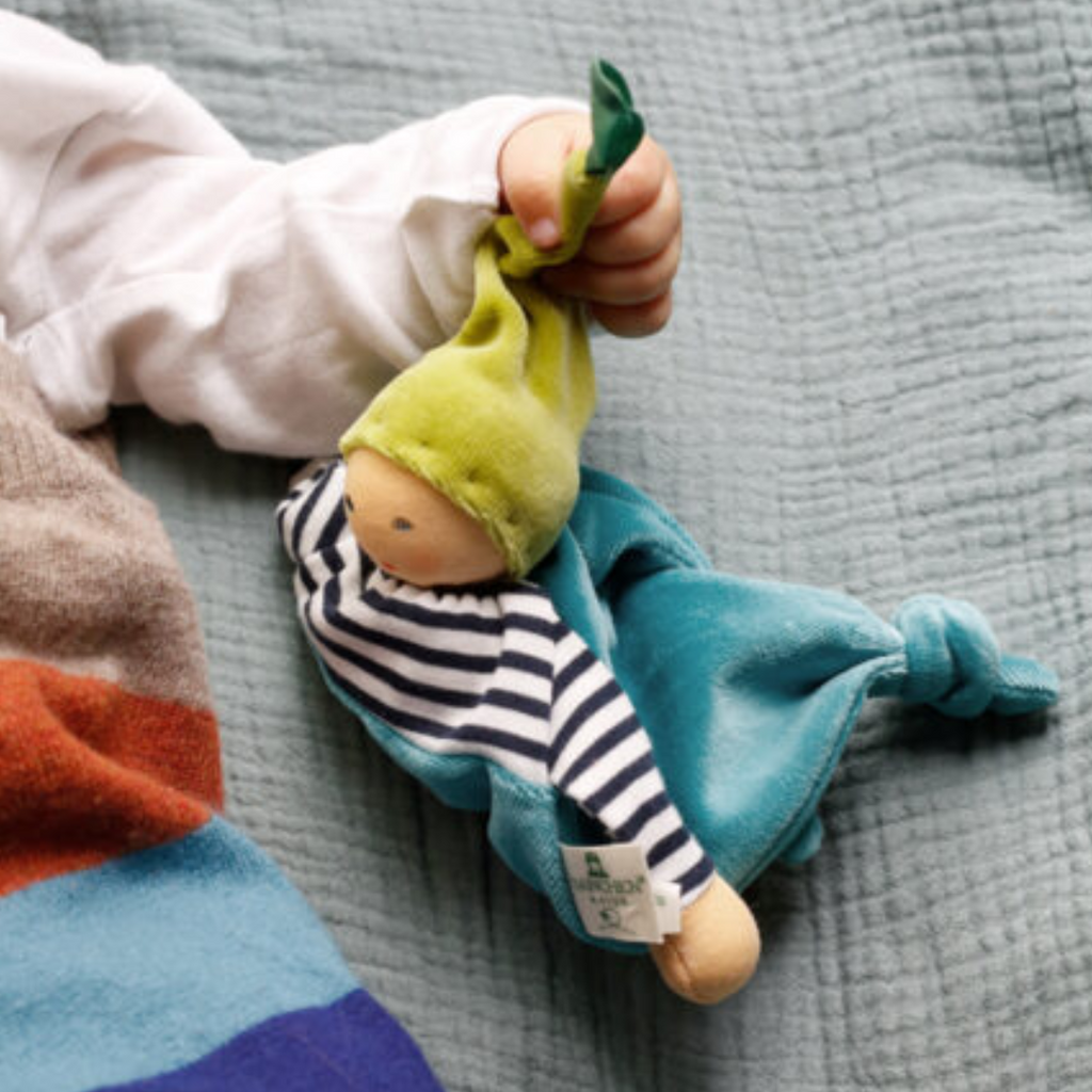 Nachen nature – Forest Elf This forest elf is so cuddly and easy to grasp. A charming first friend and nap mate with a sweet expression and bright colors that are sure to entice your little one. Knotted ends are perfect for soothing teething gums. Wonderful for naptime or anytime!