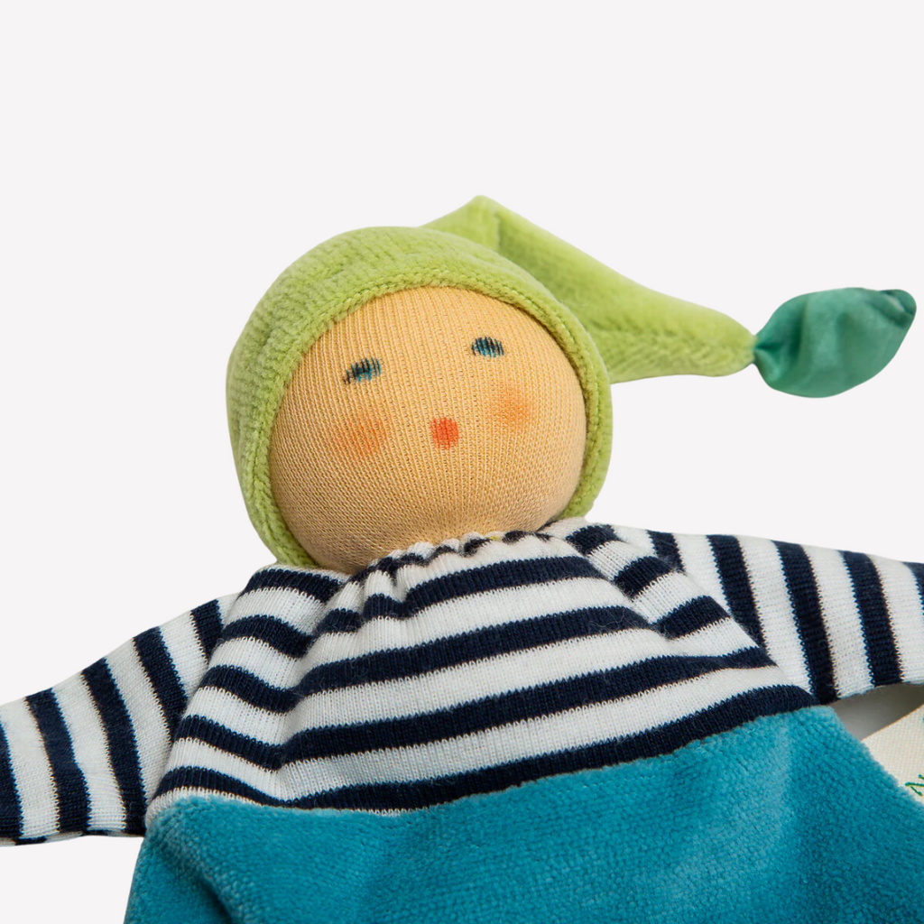 Nachen nature – Forest Elf This forest elf is so cuddly and easy to grasp. A charming first friend and nap mate with a sweet expression and bright colors that are sure to entice your little one. Knotted ends are perfect for soothing teething gums. Wonderful for naptime or anytime!
