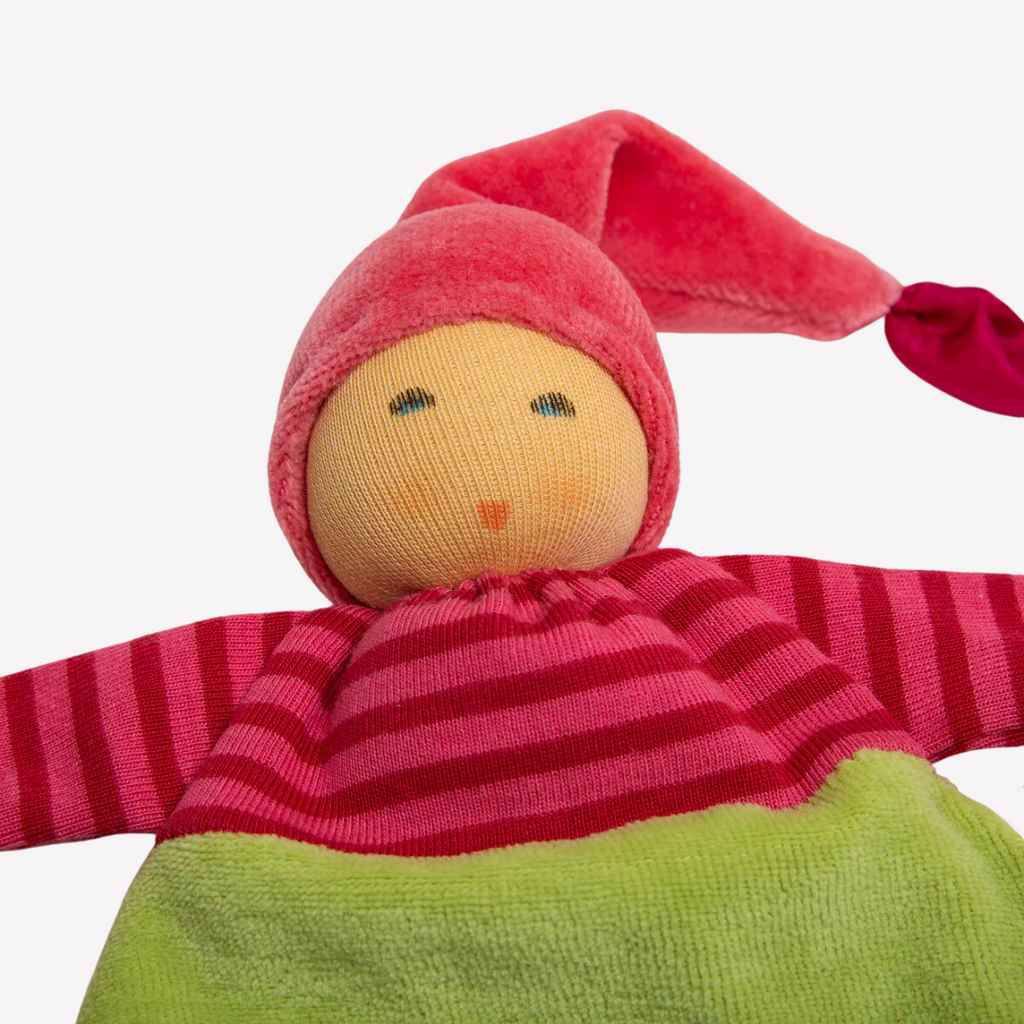 Nachen nature – Forest Elf This forest elf is so cuddly and easy to grasp. A charming first friend and nap mate with a sweet expression and bright colors that are sure to entice your little one. Knotted ends are perfect for soothing teething gums. Wonderful for naptime or anytime!