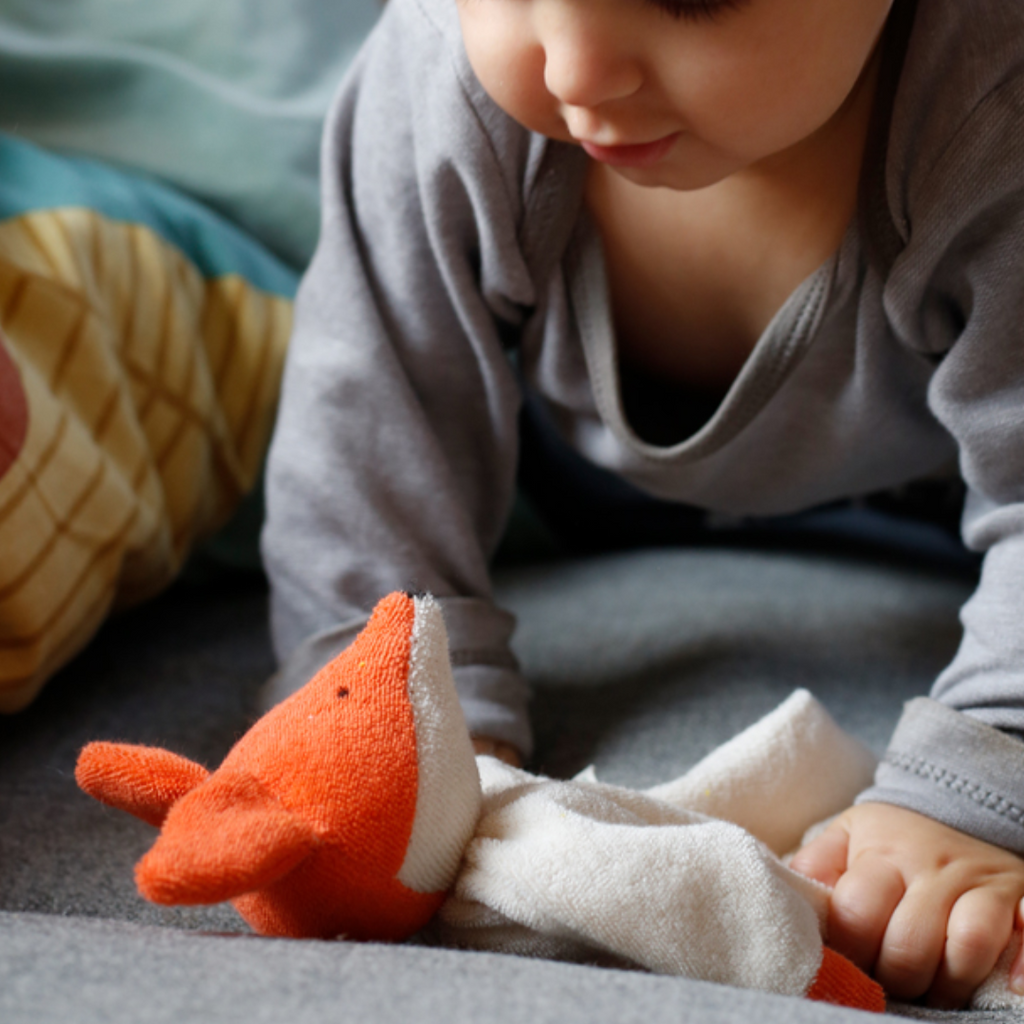 Sweet, soft, cuddly and perfect for baby. Lovingly handmade to be just right for tiny hands to grasp and hold. Soothing, cozy, wonderfully soft and adorable to look at. Great at home or on the go and a perfect gift! Nachen Natur