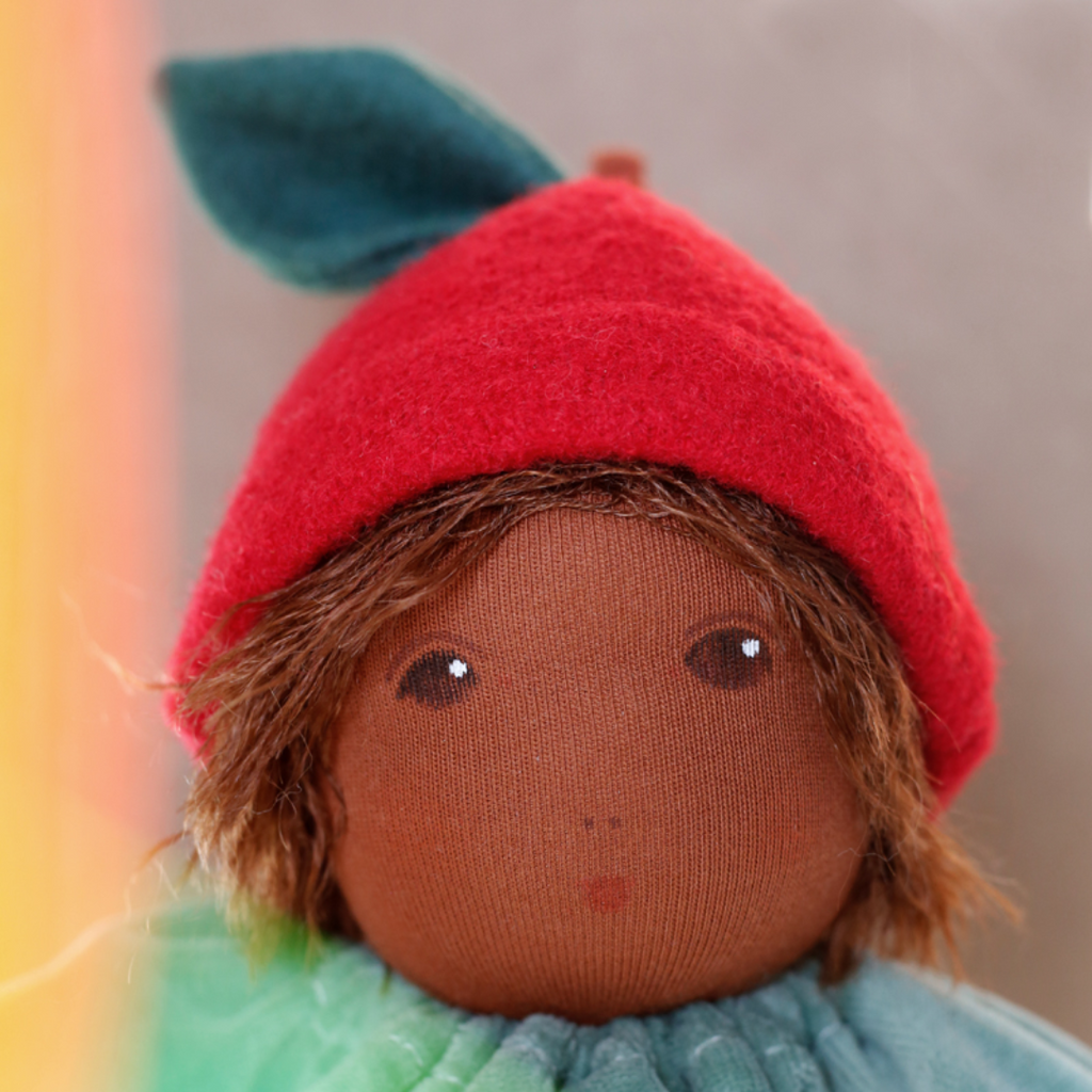 Children love to imagine and create stories and this beautiful doll is a just right companion to help play out those ideas, perhaps a garden party or flower picking scene or a friend along on a walk. The world of imagination awaits. Wonderfully charming and adorable to look at, the subtle expression is calming and comforting. At the end of the day this amazing doll is the perfect bedtime listener and cozy pal. Nachen Natur