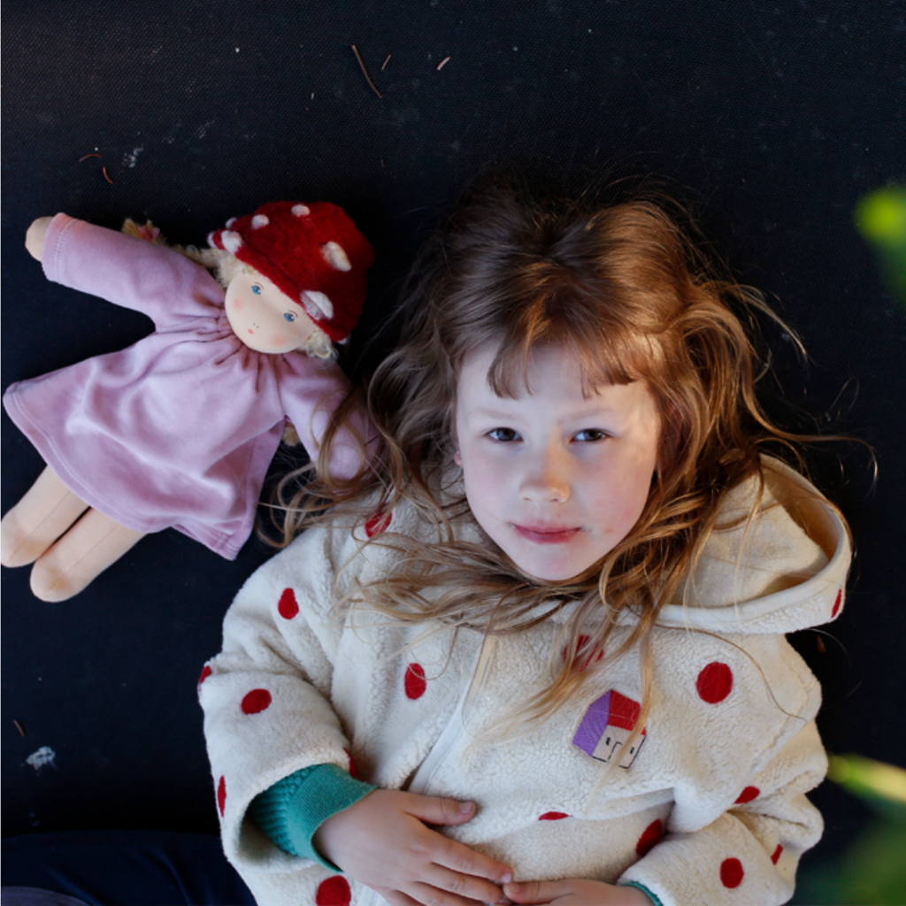 Children love to imagine and create stories and this beautiful doll is a just right companion to help play out those ideas, perhaps a garden party or flower picking scene or a friend along on a walk. The world of imagination awaits. Wonderfully charming and adorable to look at, the subtle expression is calming and comforting. At the end of the day this amazing doll is the perfect bedtime listener and cozy pal. Nachen Natur