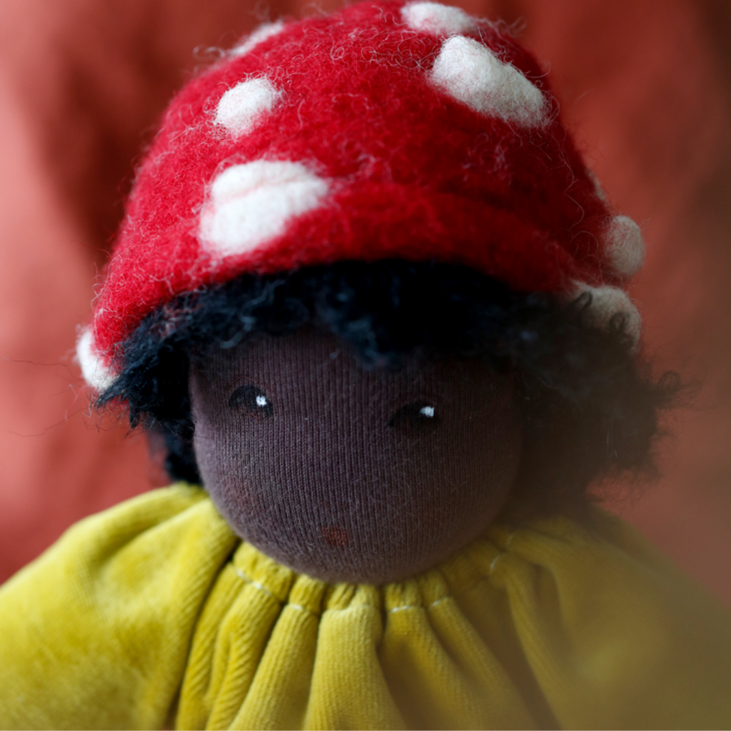 Children love to imagine and create stories and this beautiful doll is a just right companion to help play out those ideas, perhaps a garden party or flower picking scene or a friend along on a walk. The world of imagination awaits. Wonderfully charming and adorable to look at, the subtle expression is calming and comforting. At the end of the day this amazing doll is the perfect bedtime listener and cozy pal. Nachen Natur