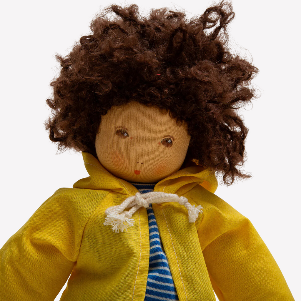 Nachen nature – Children love to imagine and create stories and this beautiful doll is a just right companion to help play out those ideas, perhaps a rainy day scene or a friend along on a walk. The world of imagination awaits. Wonderfully charming and adorable to look at, the subtle expression is calming and comforting. At the end of the day this amazing doll is the perfect bedtime listener and cozy pal.