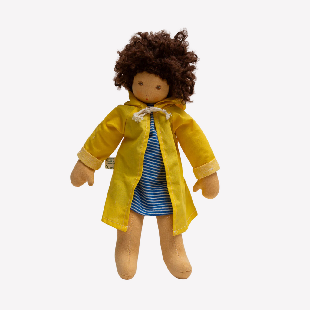Nachen nature – Children love to imagine and create stories and this beautiful doll is a just right companion to help play out those ideas, perhaps a rainy day scene or a friend along on a walk. The world of imagination awaits. Wonderfully charming and adorable to look at, the subtle expression is calming and comforting. At the end of the day this amazing doll is the perfect bedtime listener and cozy pal.