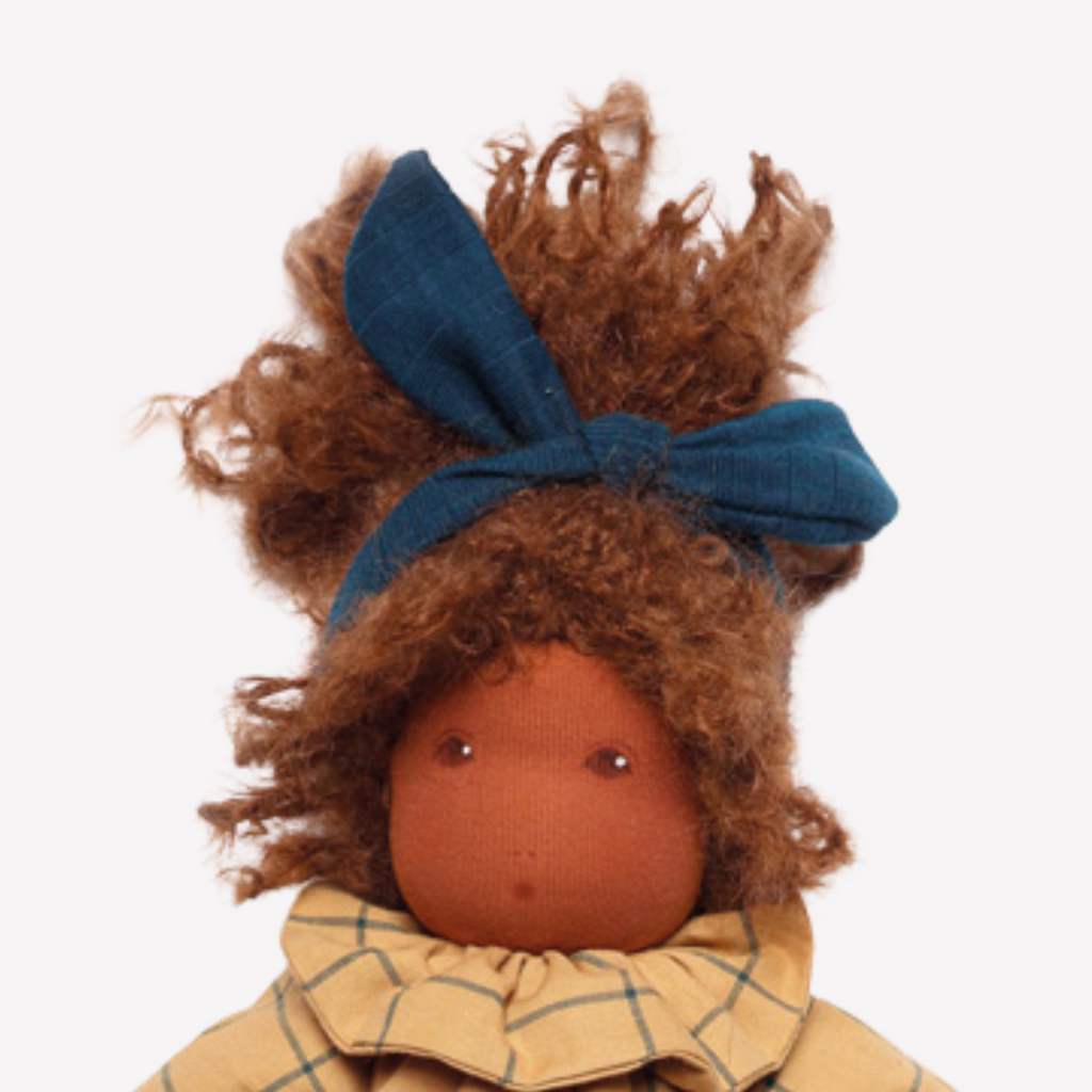 Children love to imagine and create stories and this beautiful doll is a just right companion to help play out those ideas, perhaps a tea party scene or a friend along on a walk. The world of imagination awaits. At the end of the day this amazing doll is the perfect bedtime listener and cozy pal. Nachen Natur