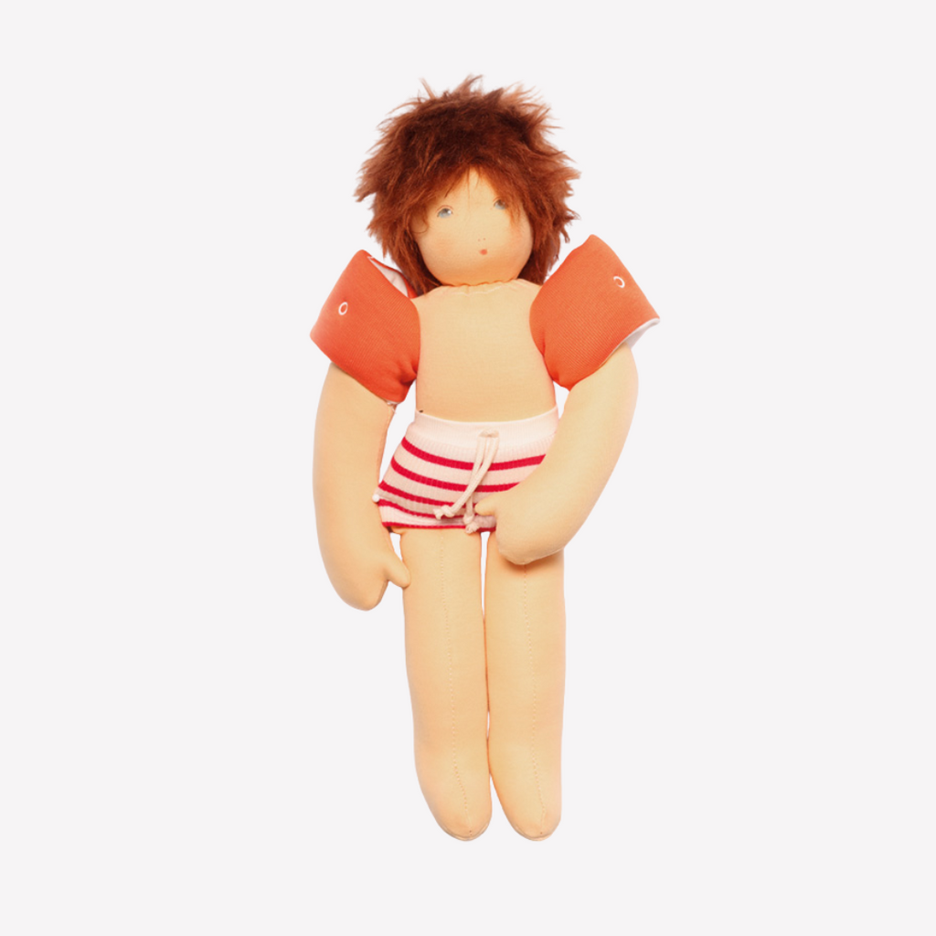 Children love to imagine and create stories and this beautiful doll is a just right companion to help play out those ideas. Perhaps a beach or backyard pool party scene. The world of imagination awaits. Wonderfully charming and adorable to look at, the subtle expression is calming and comforting. At the end of the day this amazing doll is the perfect bedtime listener and cozy pal. Nachen Natur