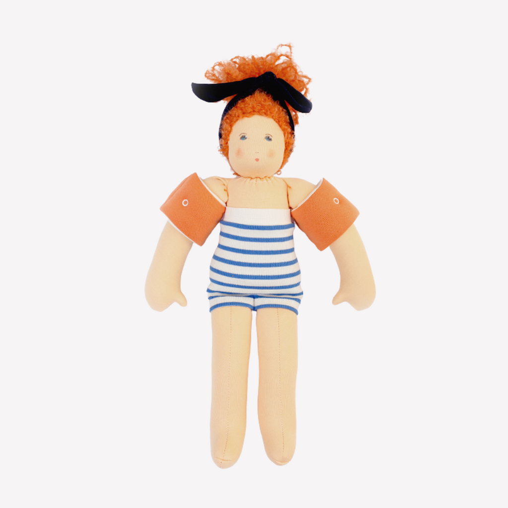 Children love to imagine and create stories and this beautiful doll is a just right companion to help play out those ideas. Perhaps a beach or backyard pool party scene. The world of imagination awaits. Wonderfully charming and adorable to look at, the subtle expression is calming and comforting. At the end of the day this amazing doll is the perfect bedtime listener and cozy pal. Nachen Natur