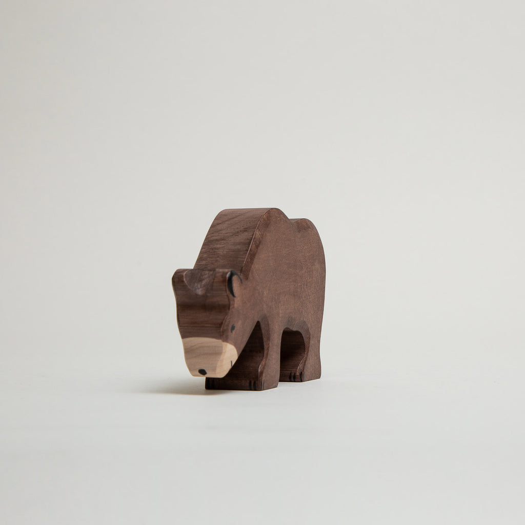 Bear Feeding - Brown - Holztiger - The Acorn Store - Décor